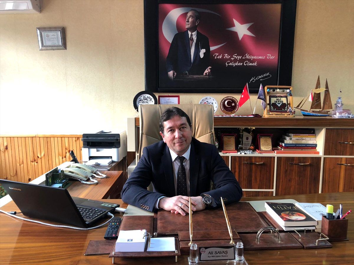 Üniversite öğrencileri Samsun\'daki ortaokula kütüphane kurdu