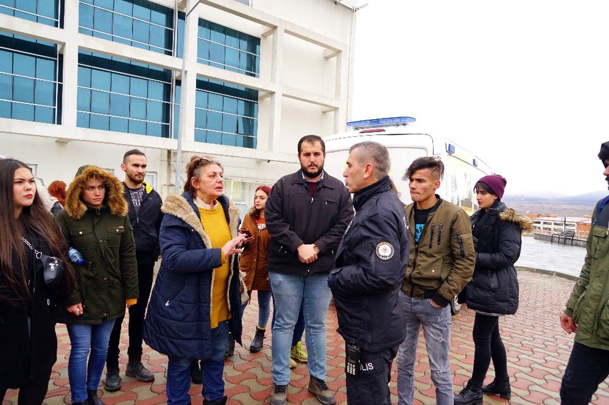 Üniversitede köpeklerin toplatılacağını duyan öğrenciler rektörlük binasını sardı