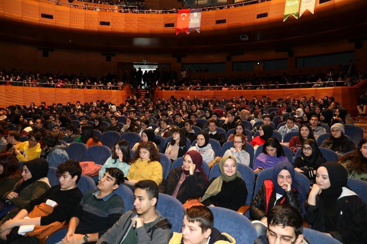Üniversiteliler \'Hocalara geldi\'