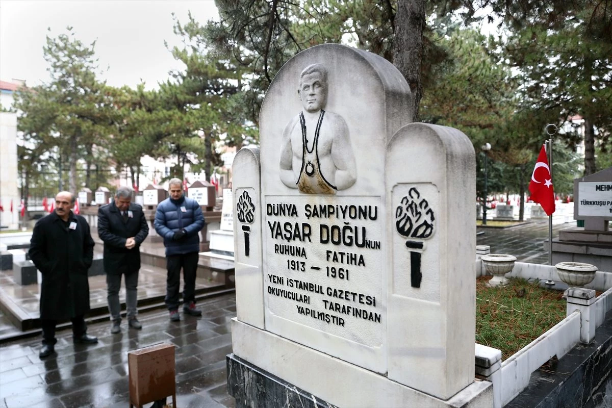 Yaşar Doğu, Ankara\'da kabri başında anıldı