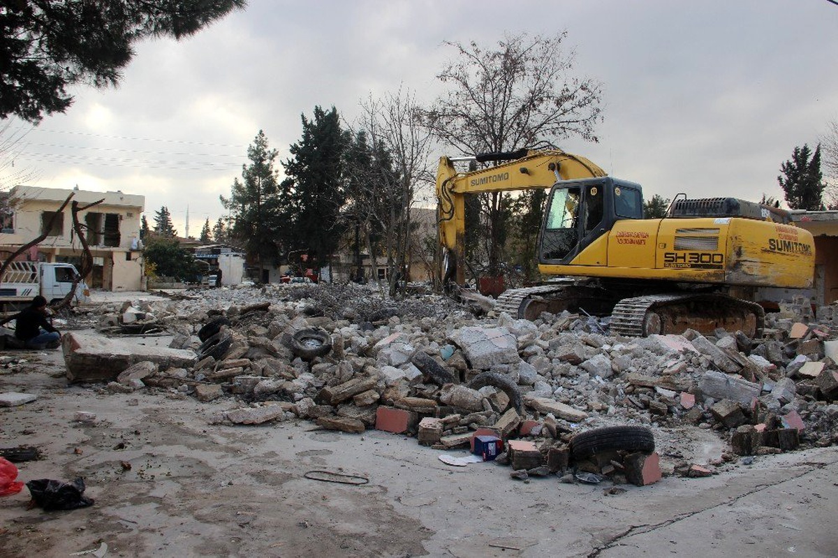 Yıllardır sorun haline gelen iş yerlerinin yıkımına başlandı