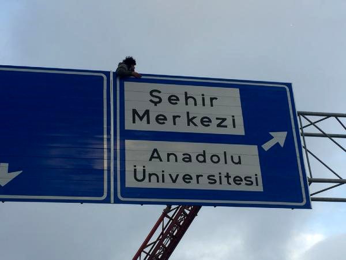 Yön tabelasına çıkarak intihara kalkışan kişiyi kaymakam ikna etti