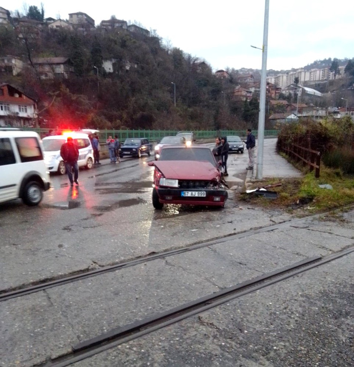Yük treni çarptı, sürücünün burnu bile kanamadı