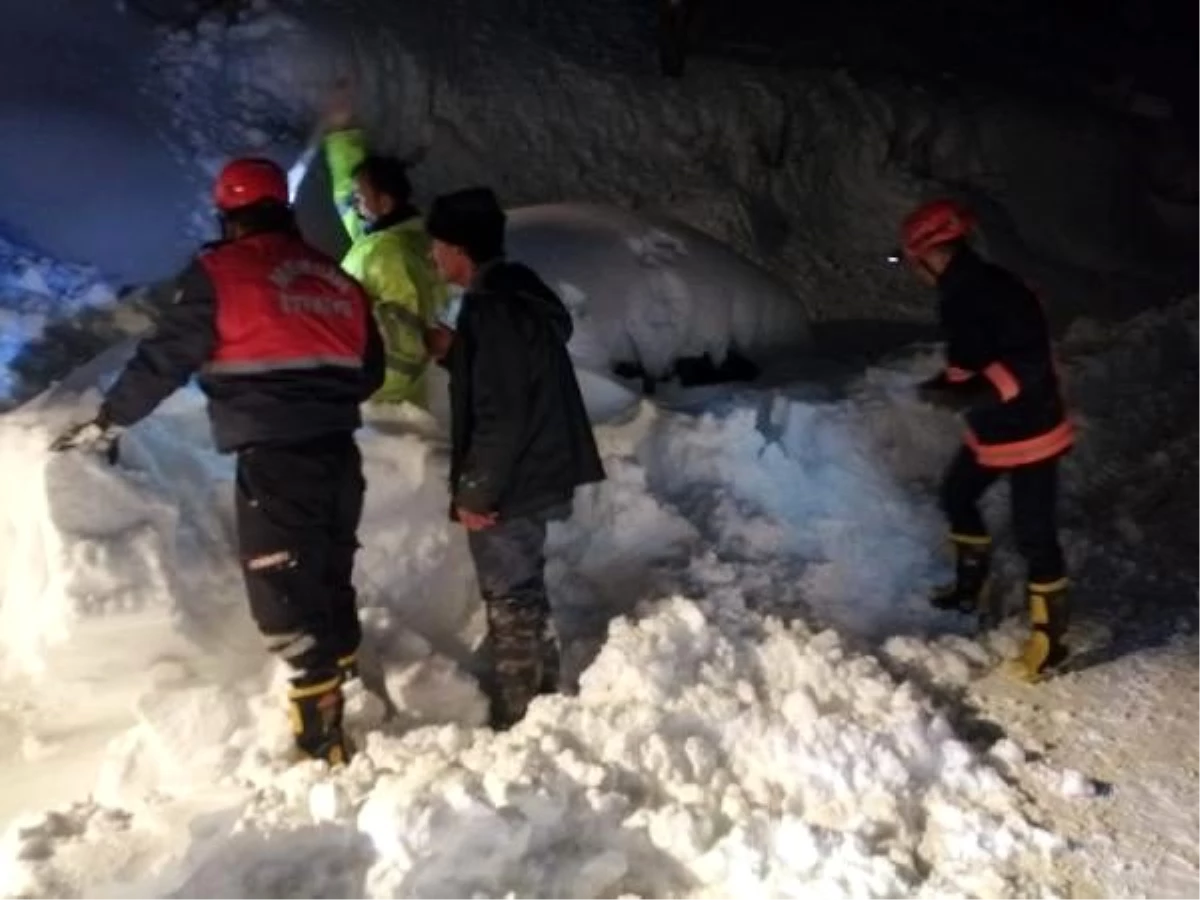 2 metrelik karda mahsur kalan 10 kişi kurtarıldı