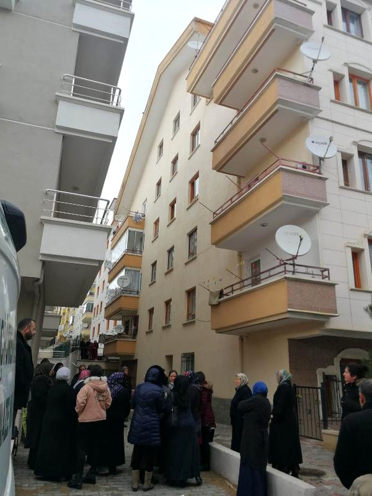 3\'üncü kattan atlayan yaşlı kadın öldü