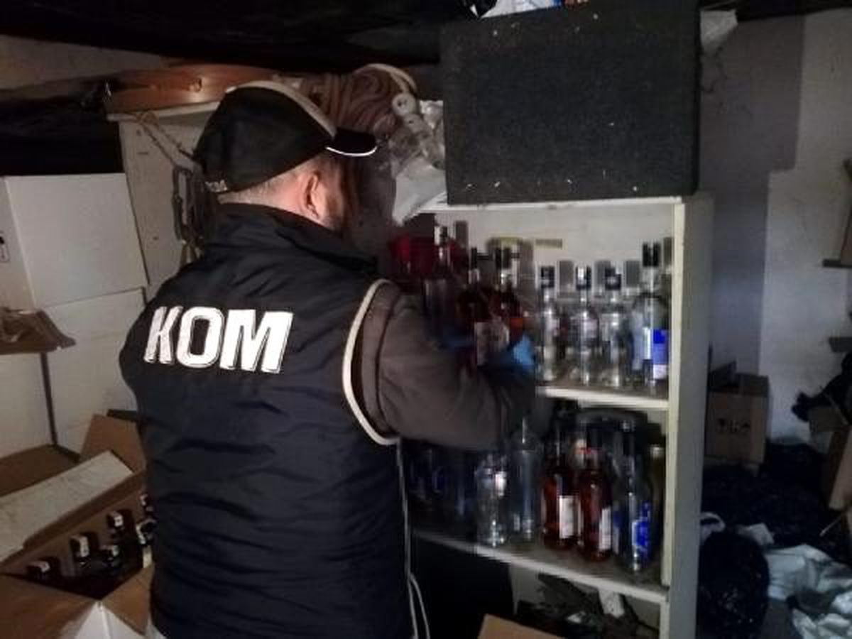 Ahırda 1046 şişe sahte içki ele geçirildi