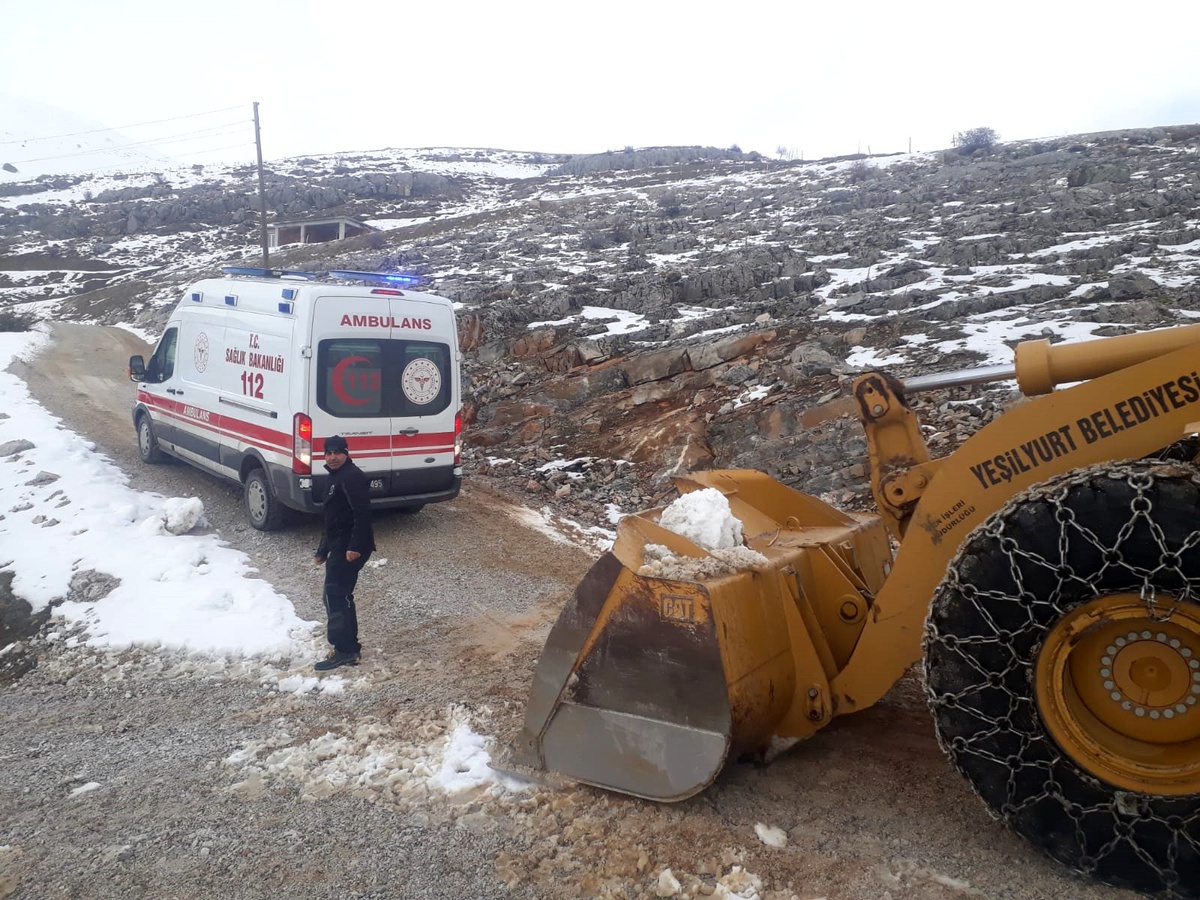 Aşağıköy mahallesinde karla kaplı yol açıldı, ambulans hastaya ulaştı