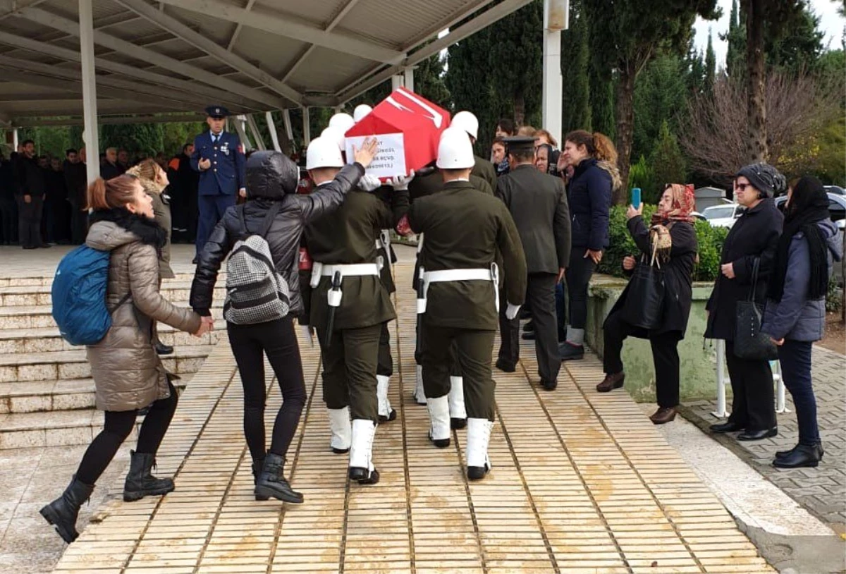 Astsubay eşini "Güle güle aşkım" diyerek uğurladı