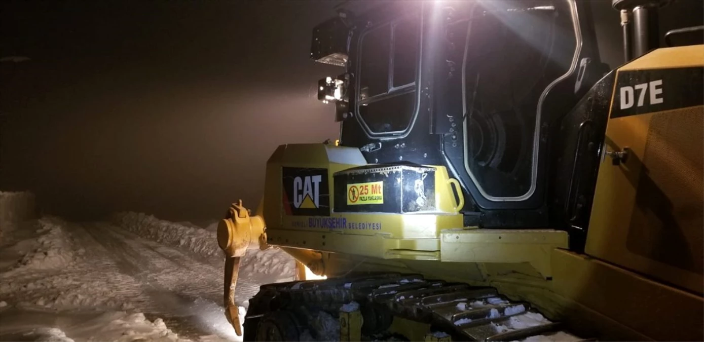 Aydın\'da karda mahsur kalan 2 teknisyen kurtarıldı