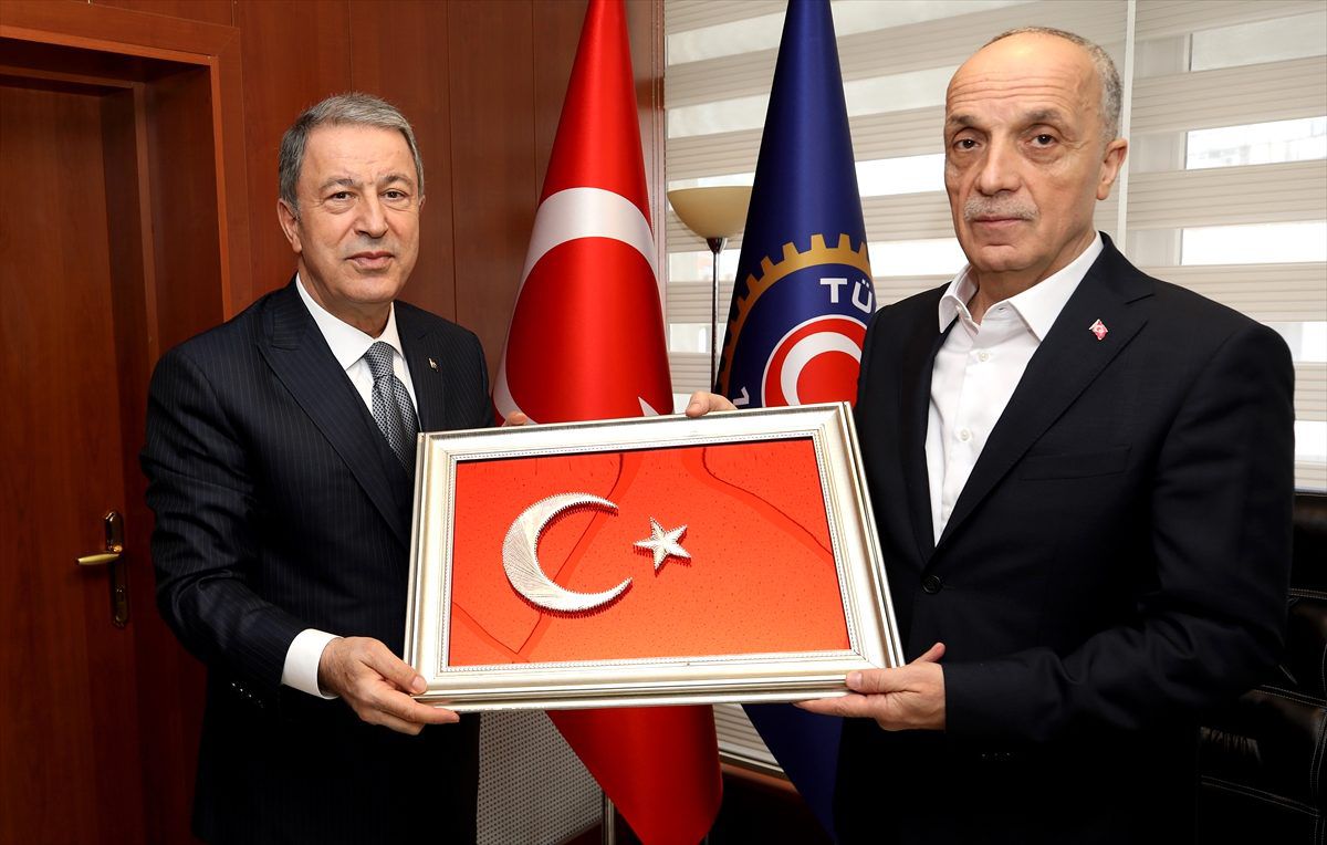 Bakan Akar, Türk-İş Genel Başkanlığı\'na yeniden seçilen Atalay\'ı ziyaret etti