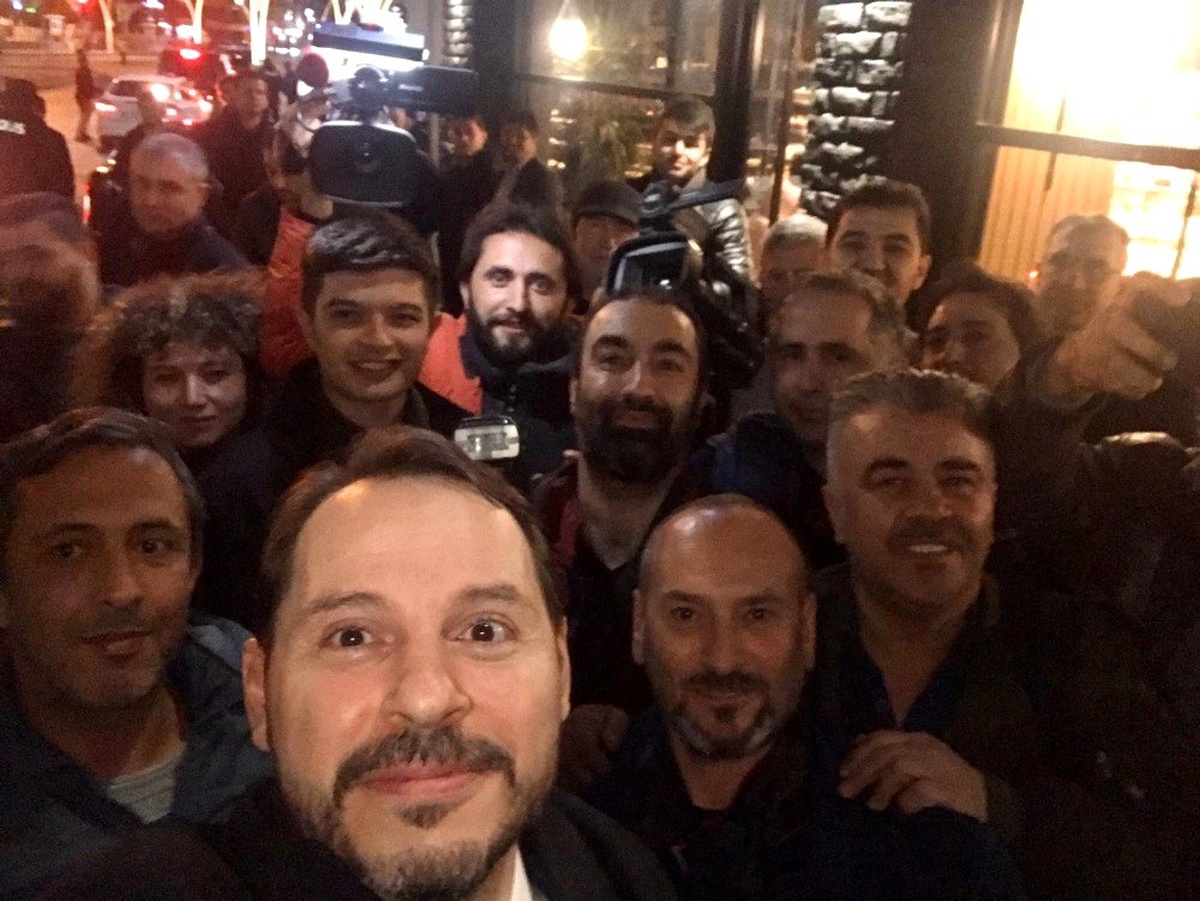 Bakan Albayrak: "Gazetecileri seviyoruz, yerli milli gazeteciliğe devam"