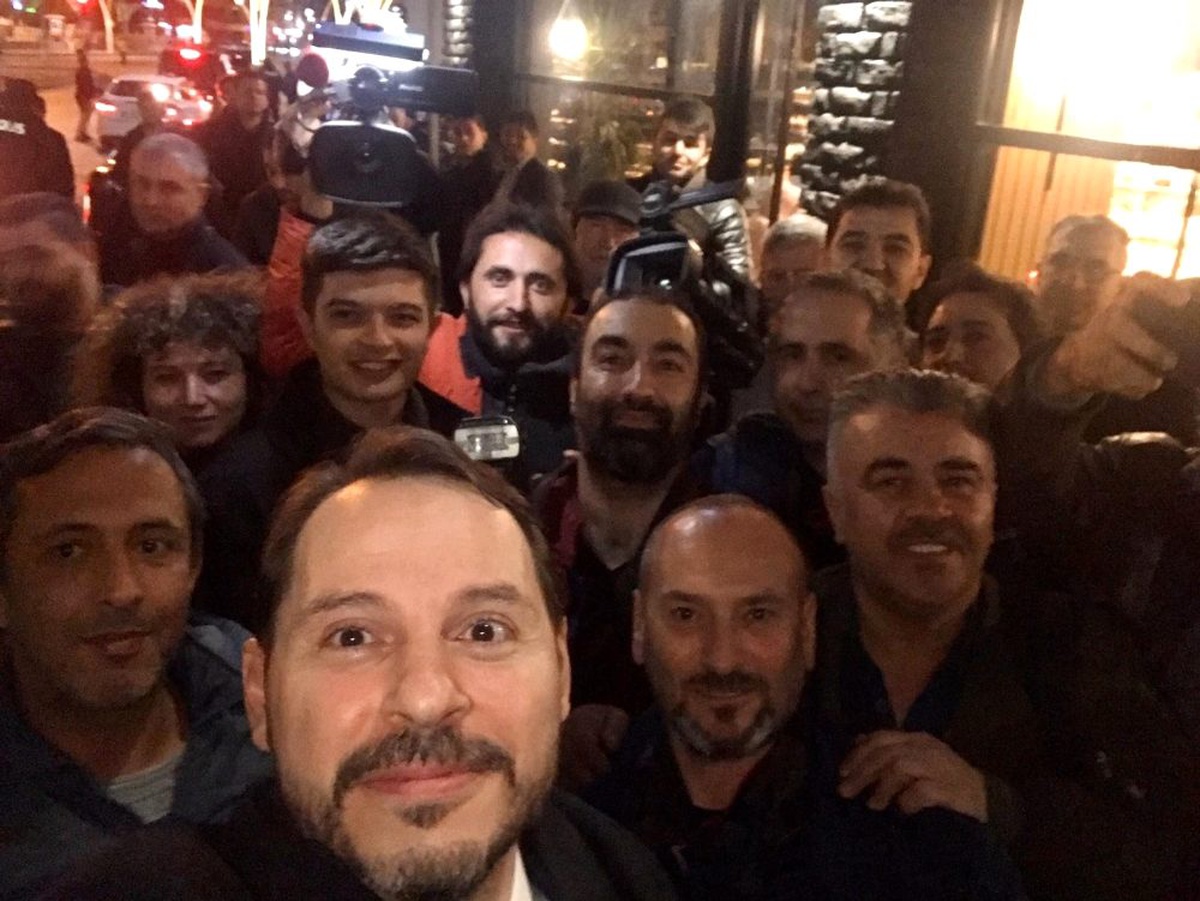 Bakan Albayrak: "Gazetecileri seviyoruz, yerli milli gazeteciliğe devam"