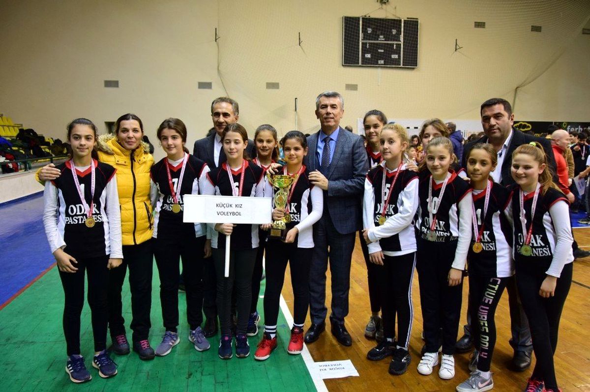Balıkesir'de başarılı okul sporcularına ödülleri törenle verildi