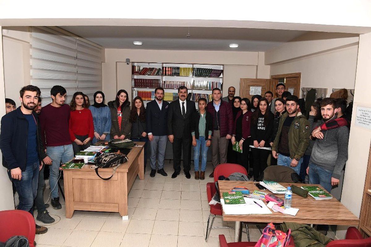 Başkan Asya\'dan üniversiteye hazırlanan öğrencilere kaynak kitap desteği