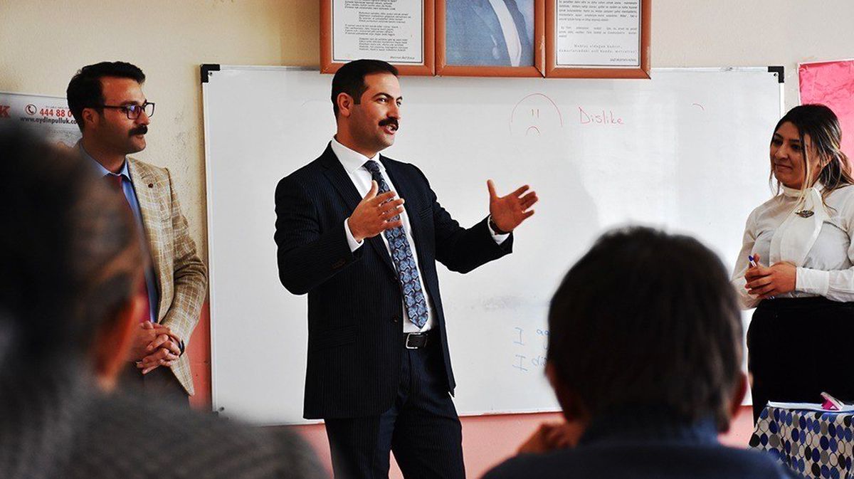 Başkan Geylani, çocukların kitap isteğine kütüphane kurarak karşılık verdi
