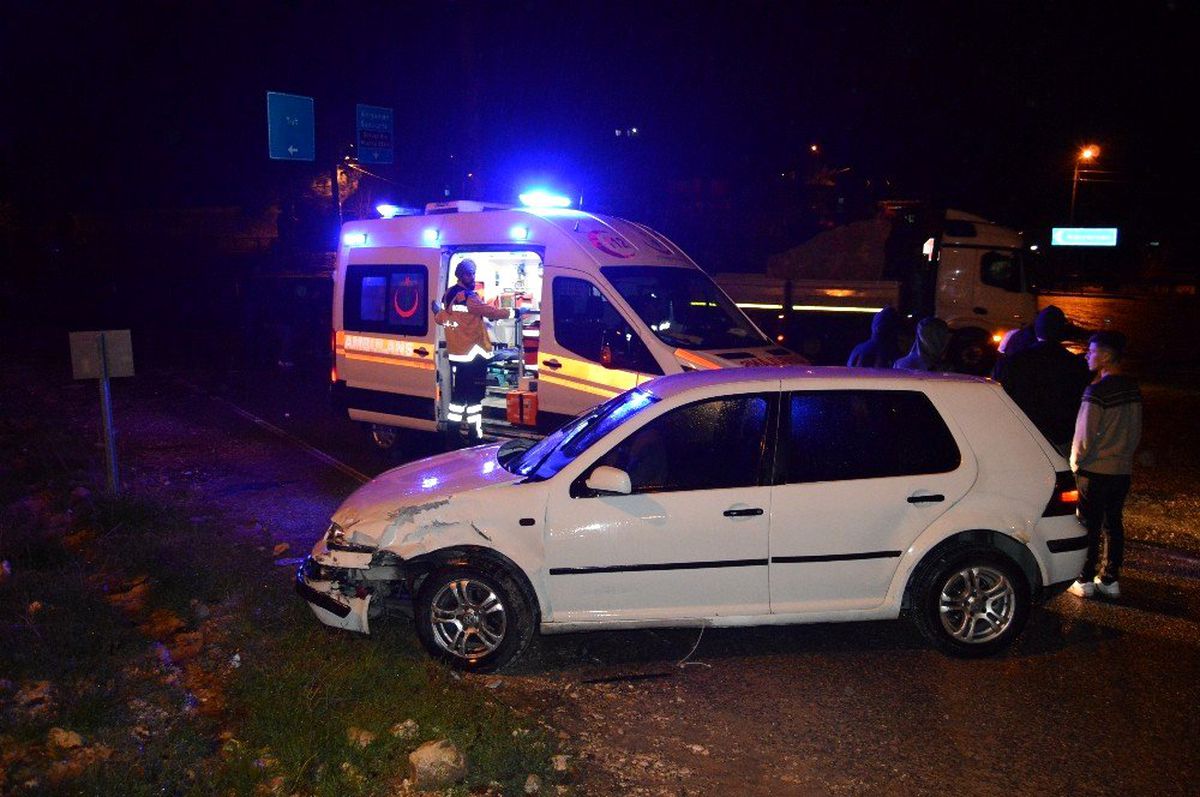 Besni\'de 2 otomobil çarpıştı