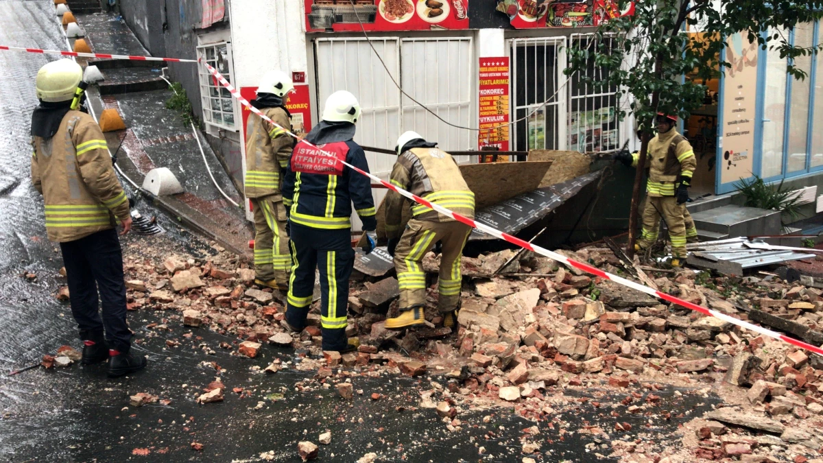 Beyoğlu\'nda tadilat halindeki bir bina çöktü