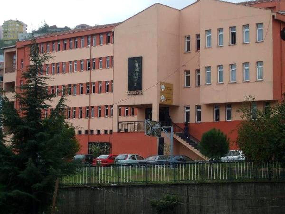 Bilgisayarda oyun oynayan öğrencinin başına demir çubukla vurarak yaraladı