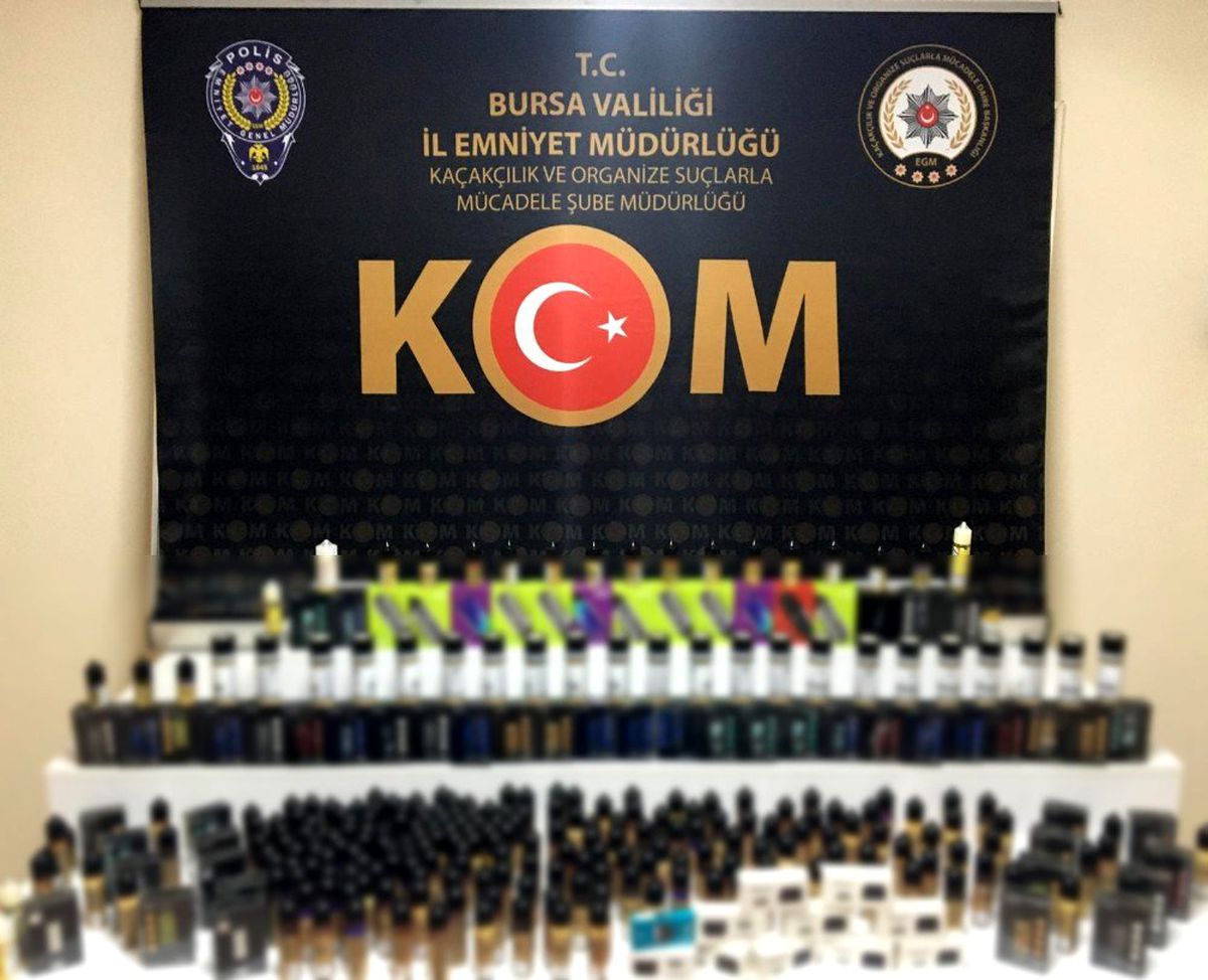 Bursa\'da şüpheli araçtan yüzlerce kaçak ürün ele geçirildi