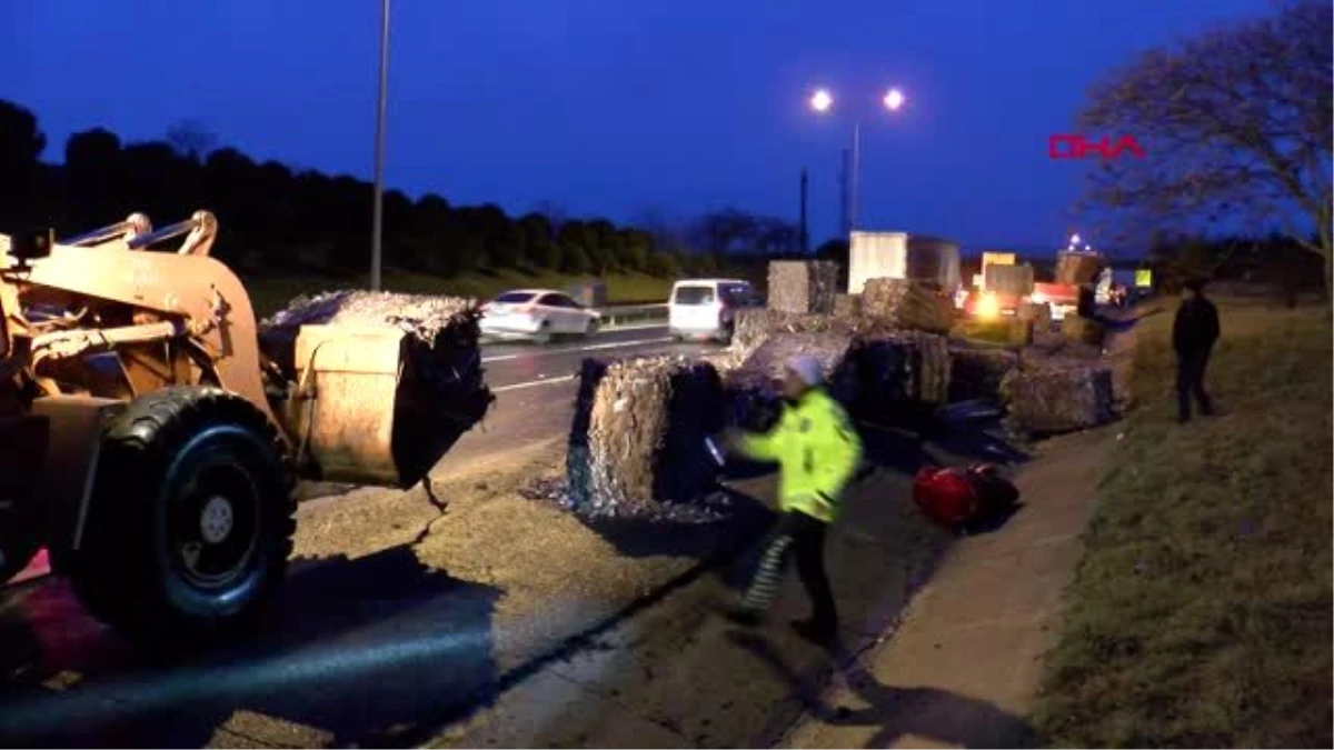 Büyükçekmece tem\'de kağıt balyaları yola devrildi, trafik yoğunluğu oluştu