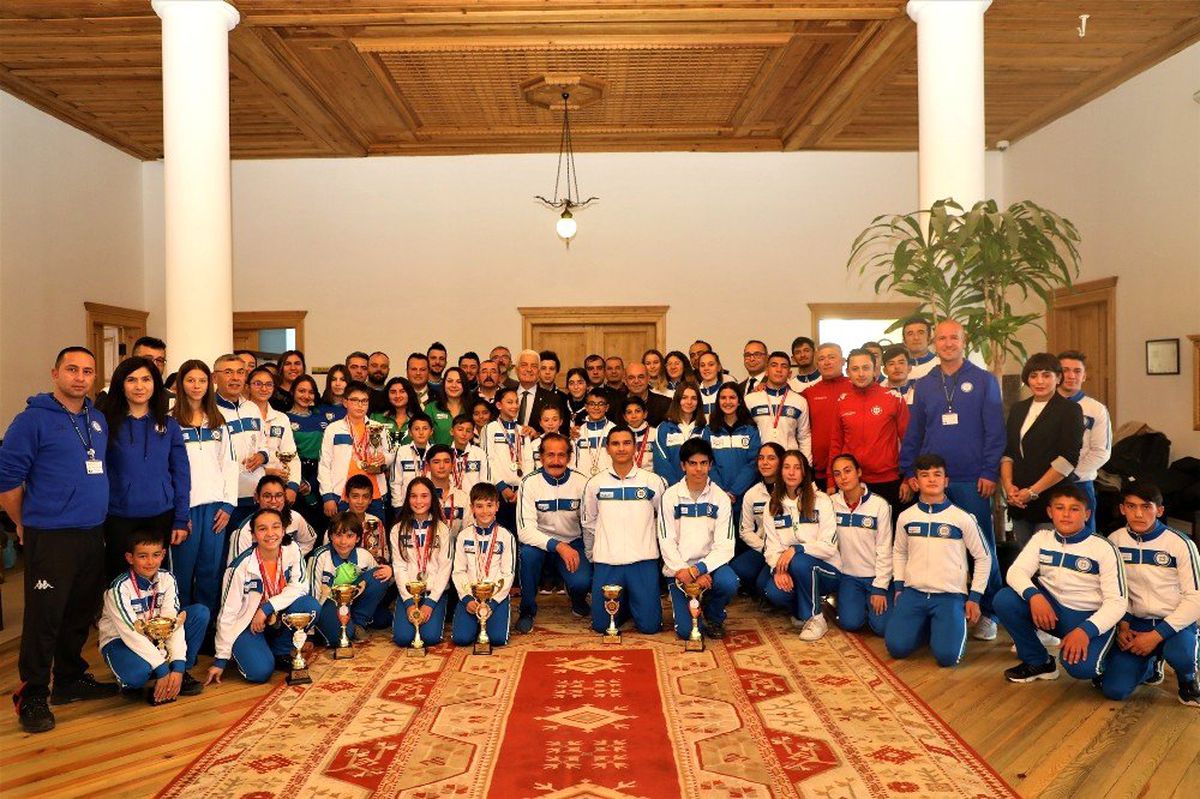 Büyükşehir sporcularından Başkan Gürün\'e ziyaret