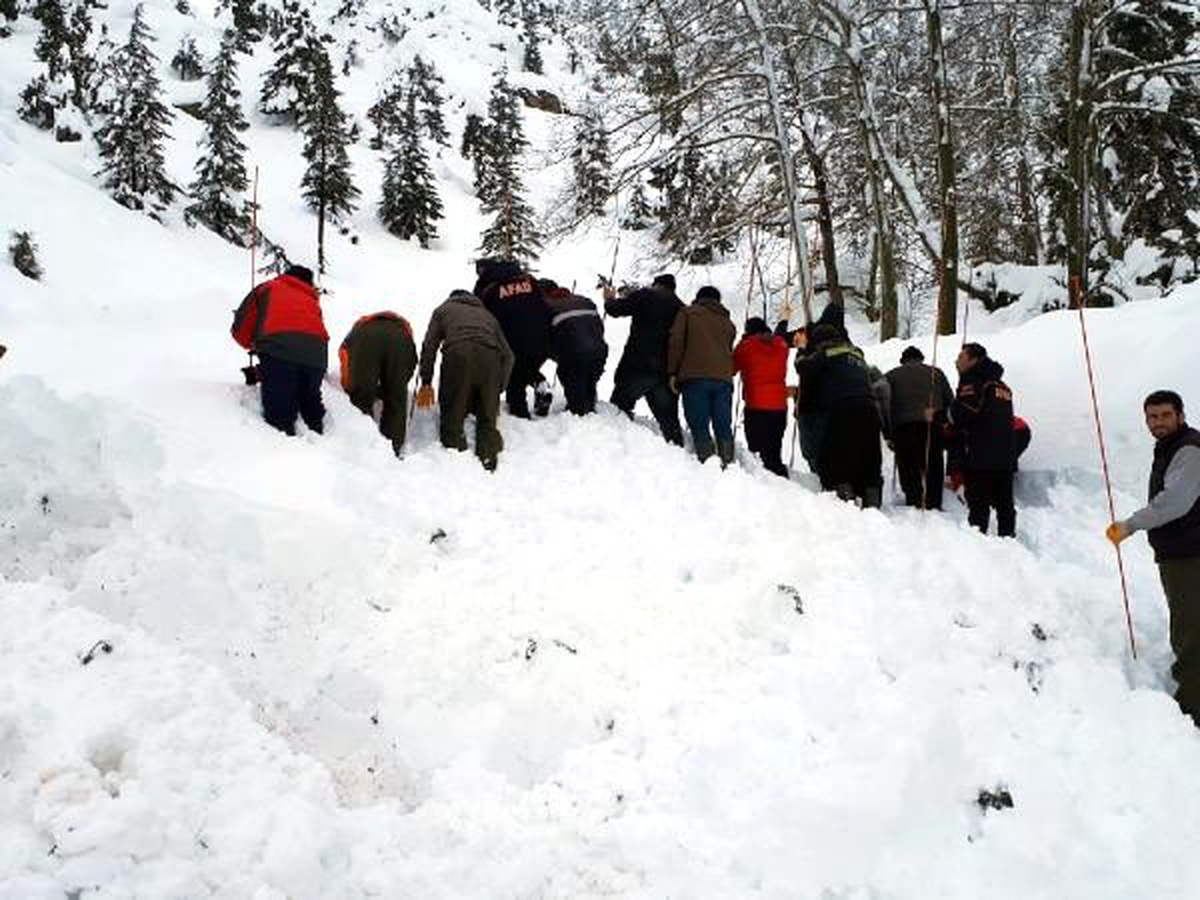 Çığ altında kalan işçiyi arama çalışmaları yeniden başladı
