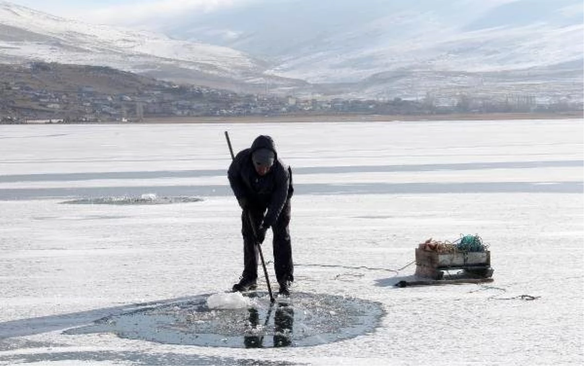 Çıldır Gölü\'nde Eskimo usulü balık avlıyorlar