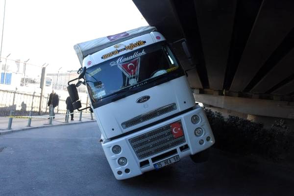 Cıvata yüklü kamyon köprüye sıkıştı