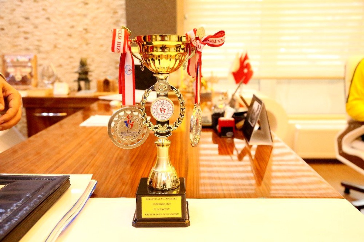 Develi Belediyesi Voleybol Kulübünün genç takımından üçüncülük başarısı