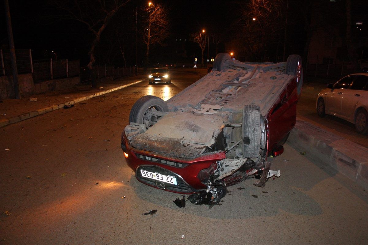 Devrilen otomobilin sürücüsü aracını olay yerinde bıraktı