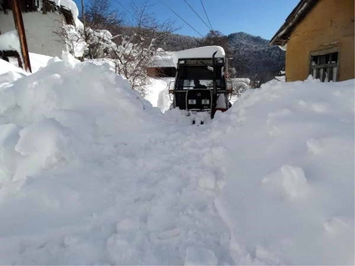 Domaniç\'te dağ köyü 3 gün sonra kar esaretinden kurtarıldı