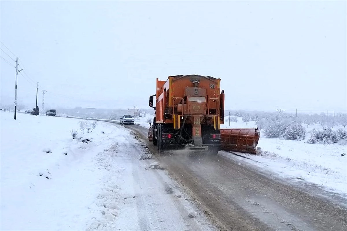 Elazığ\'da kar nedeniyle 136 köye ulaşım sağlanamıyor