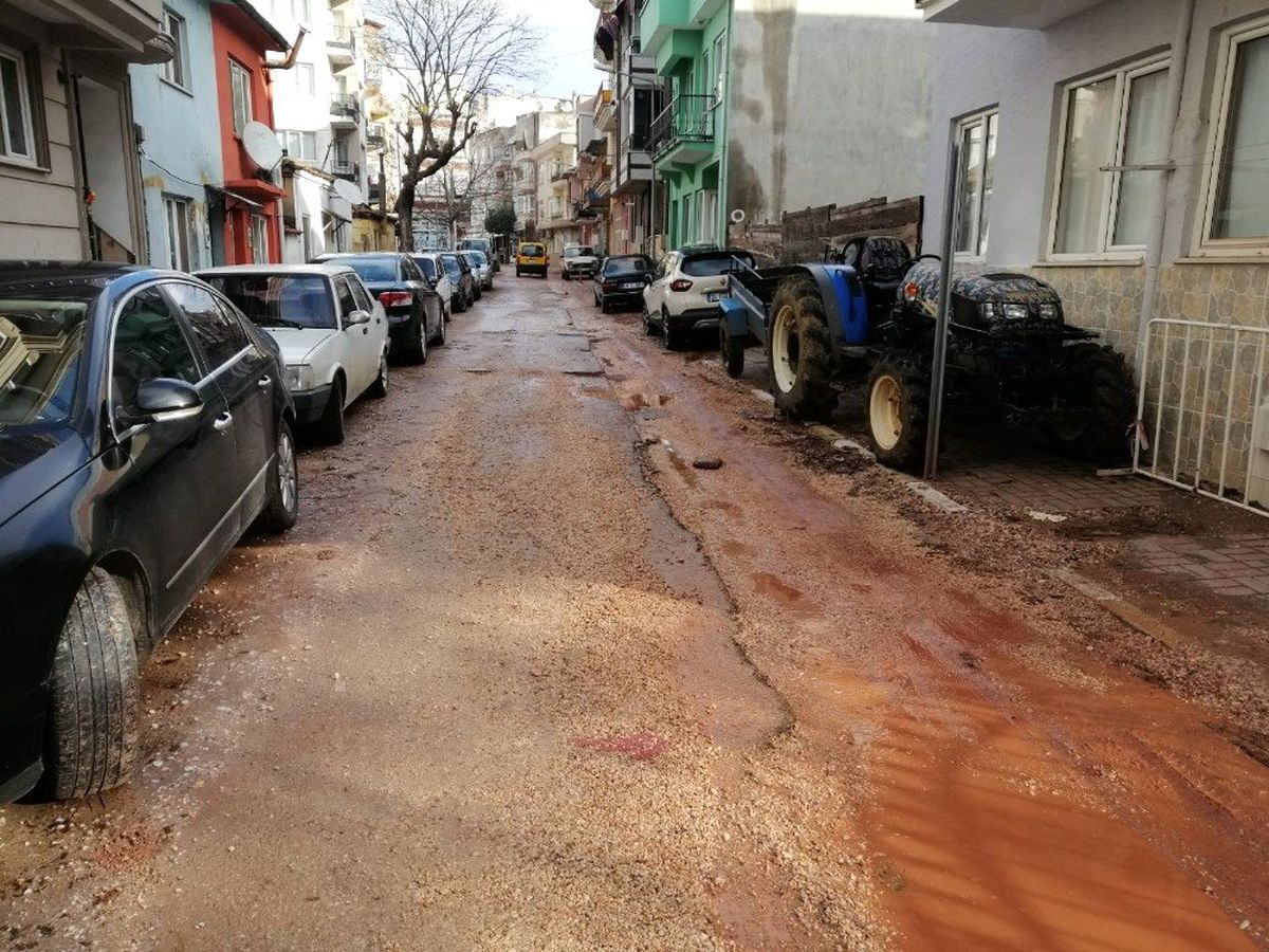 Erdek\'te vatandaşlar çukurlara tepki gösteriyor