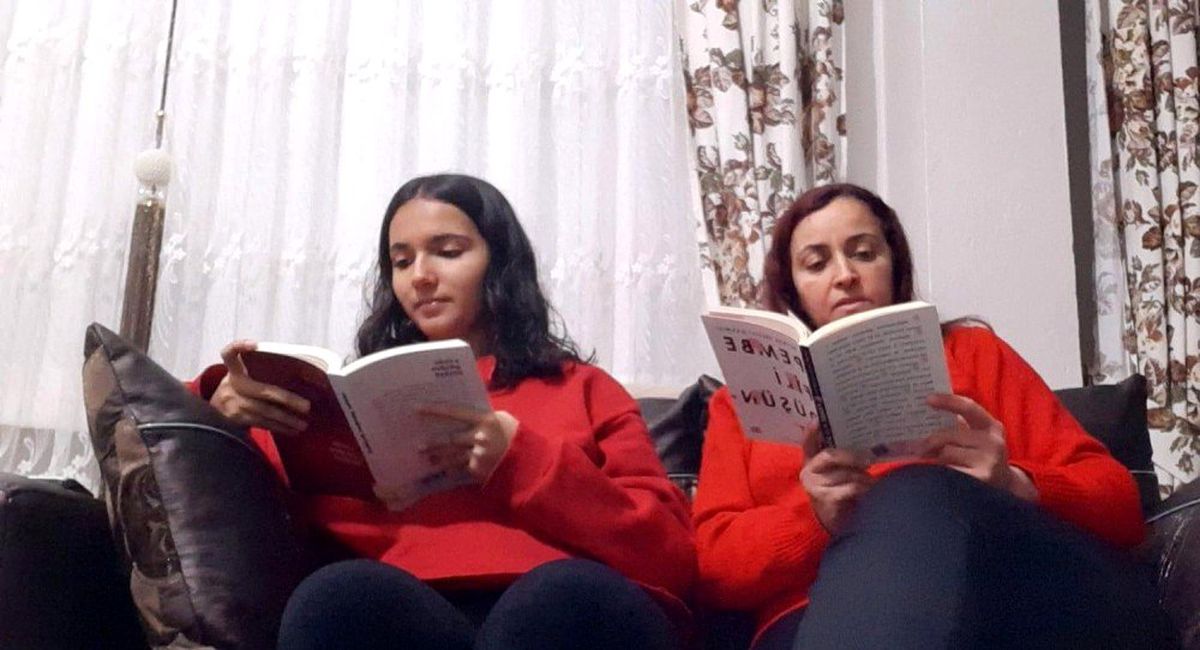 Erzincan\'da öğrenci ve veliler televizyonları kapatıp kitap okuyor