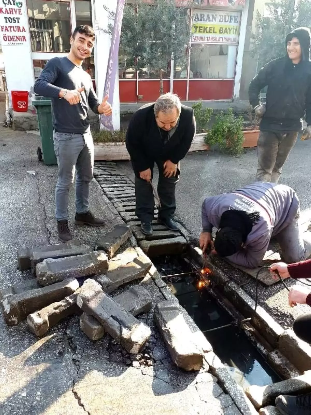 Esnaf, sokaktaki mazgalı kendileri tamir etti