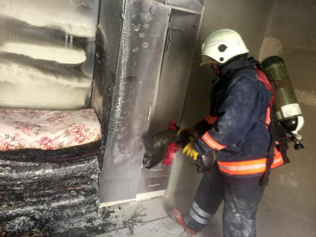 Evde çıkan yangında mahsur kalan genci itfaiye kurtardı