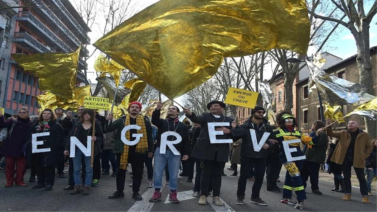 Fransa\'da grevlerin 36\'ncı gününe protestolar devam ediyor, büyük kentlerde hayat felç oldu