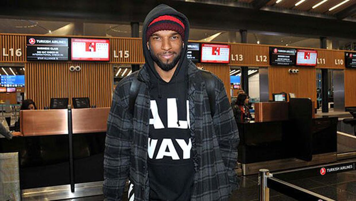 Ryan Babel, İstanbul\'dan ayrılmak üzere havalimanına geldi