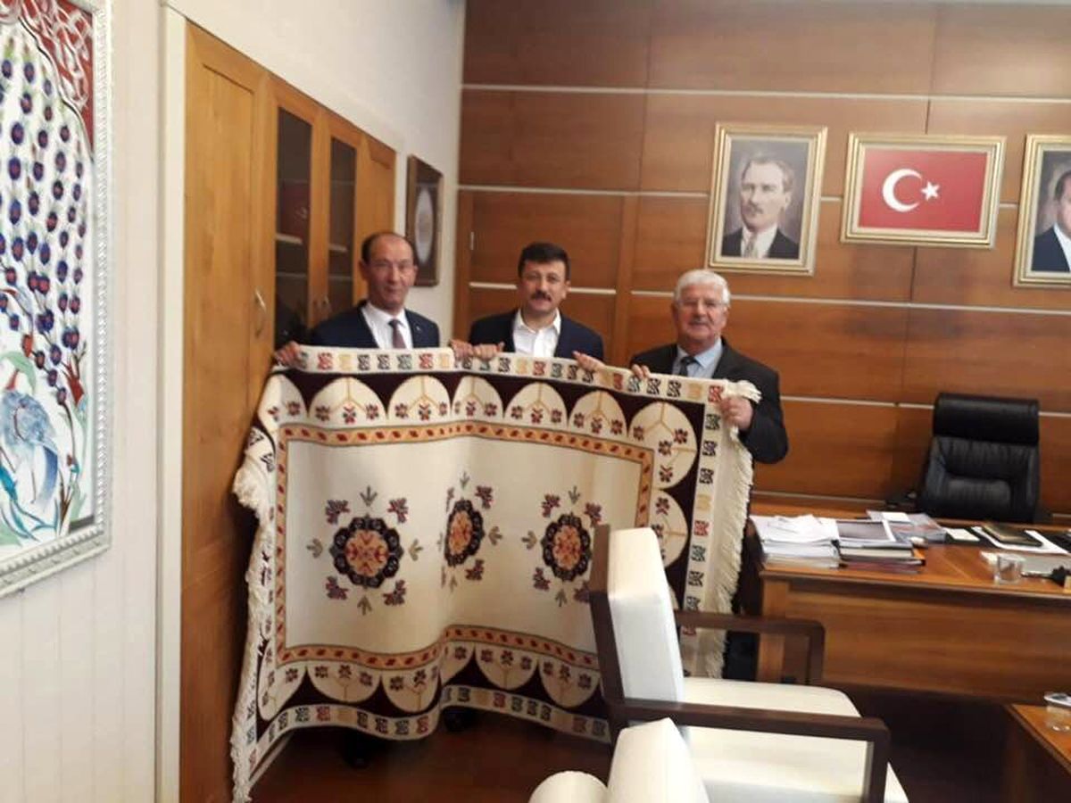 Genel Başkan Yardımcısı Hamza Dağ\'a el dokuması halı hediye ettiler