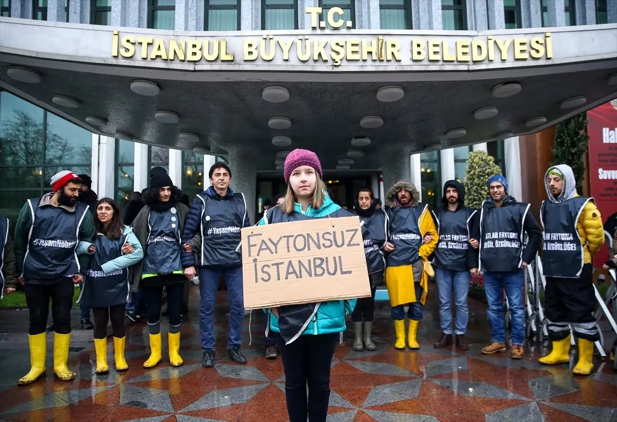 Hayvan hakları savunucuları faytona koşulan atlar için yaşam zinciri oluşturdu