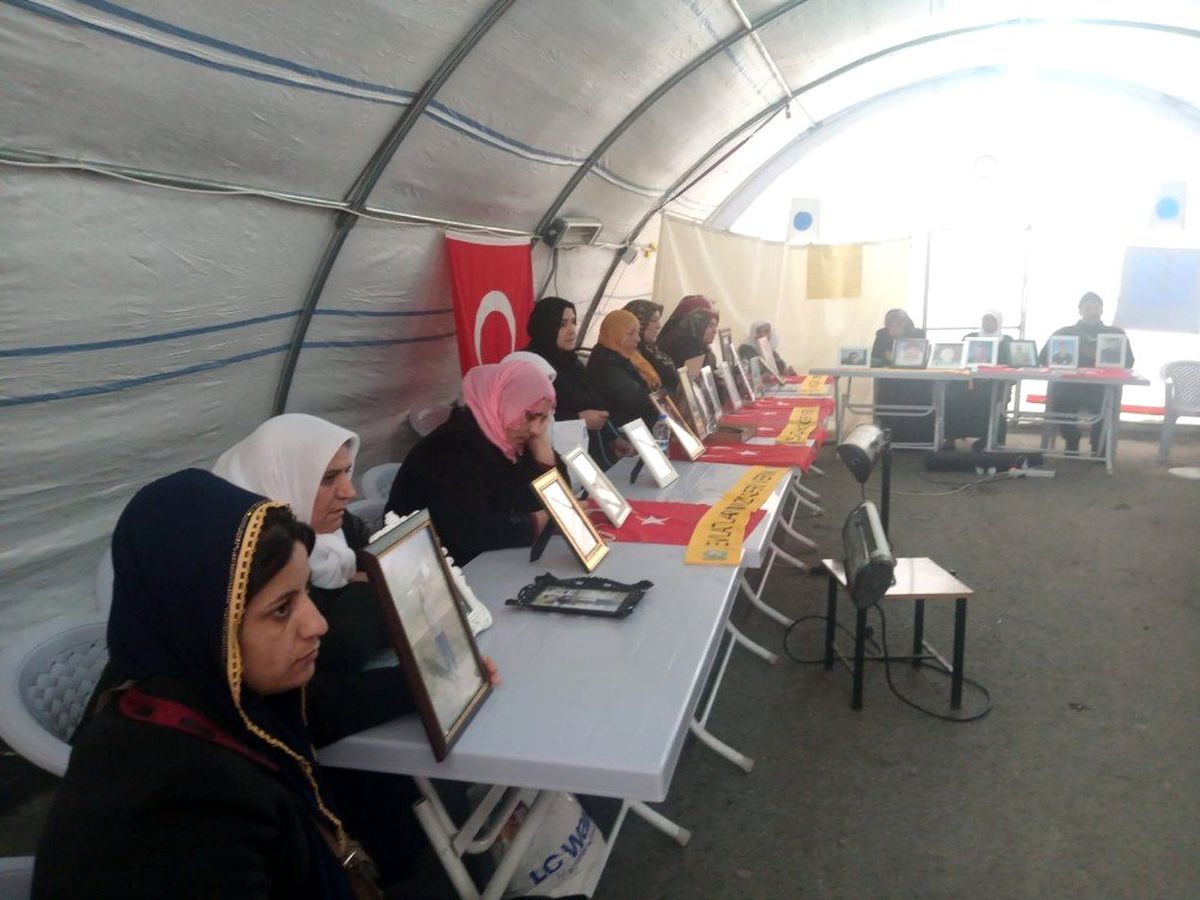 HDP önünde PKK tarafından kaçırılan oğlunu bekleyen anneden en acı doğum günü kutlaması