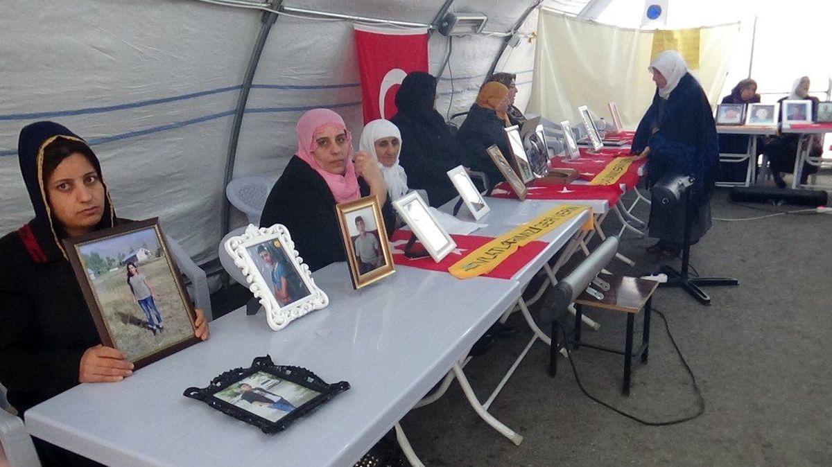 HDP önündeki ailelerin evlat nöbeti 129\'uncu gününde