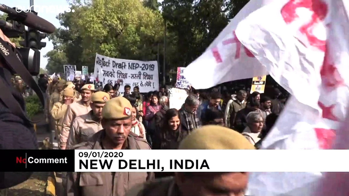 Hindistan: Vatandaşlık yasası göstericilerine saldıran maskeli kişiler protesto edildi
