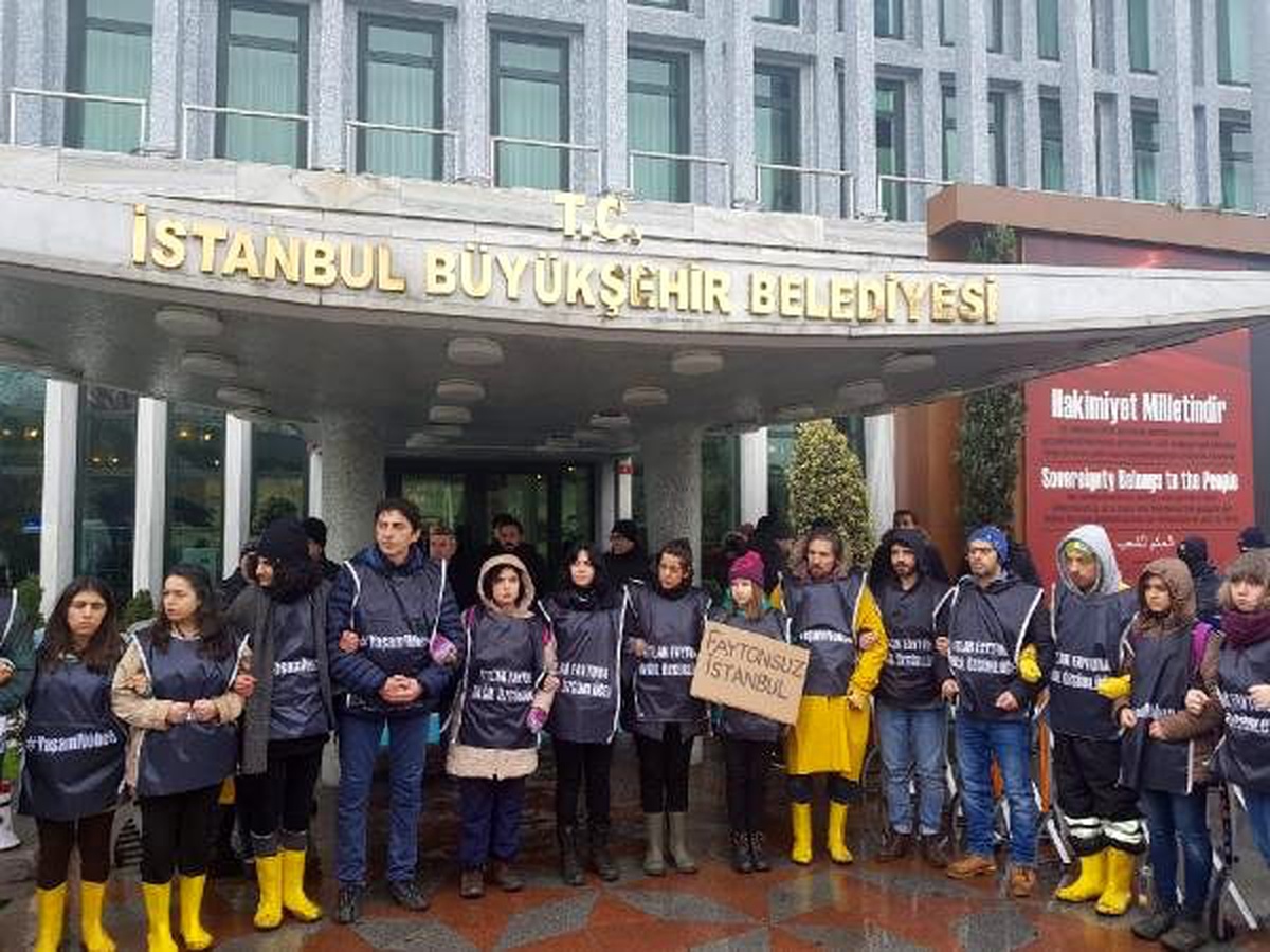 İBB önünde atlar için yaşam zinciri
