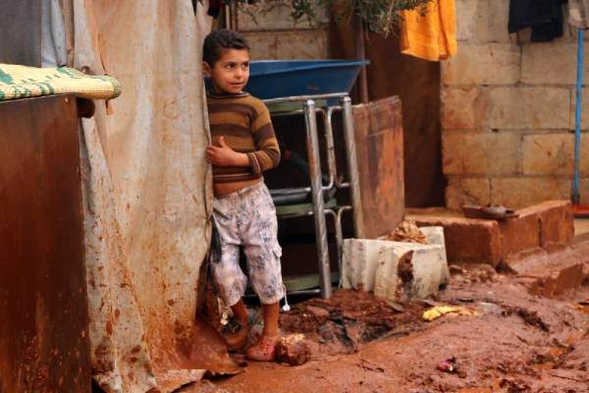 İdlib\'den Türkiye sınırına göç edenlerin sayısı 380 bine ulaştı