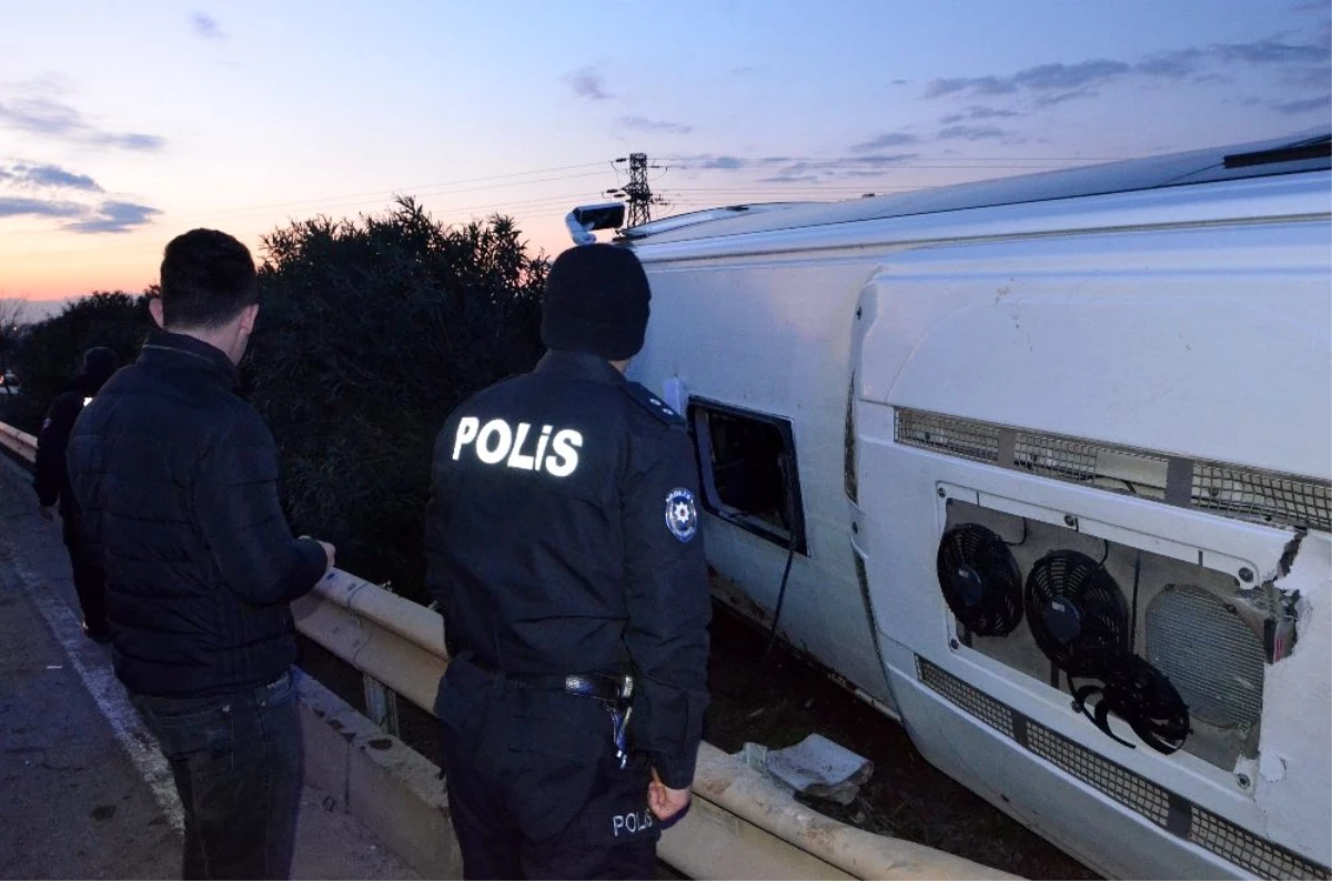 İşçileri taşıyan midibüs devrildi: 30 yaralı