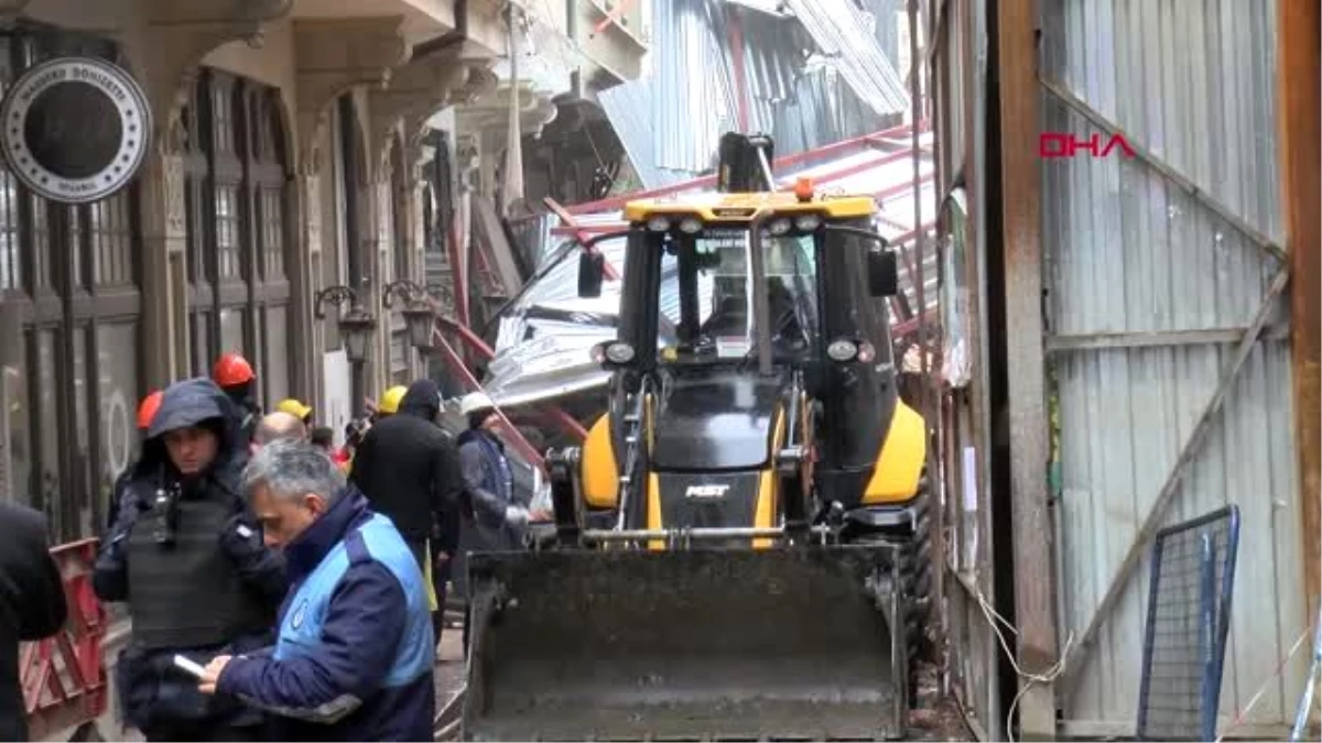 İstanbul-beyoğlu\'nda çöken binanın enkazı kaldırılıyor
