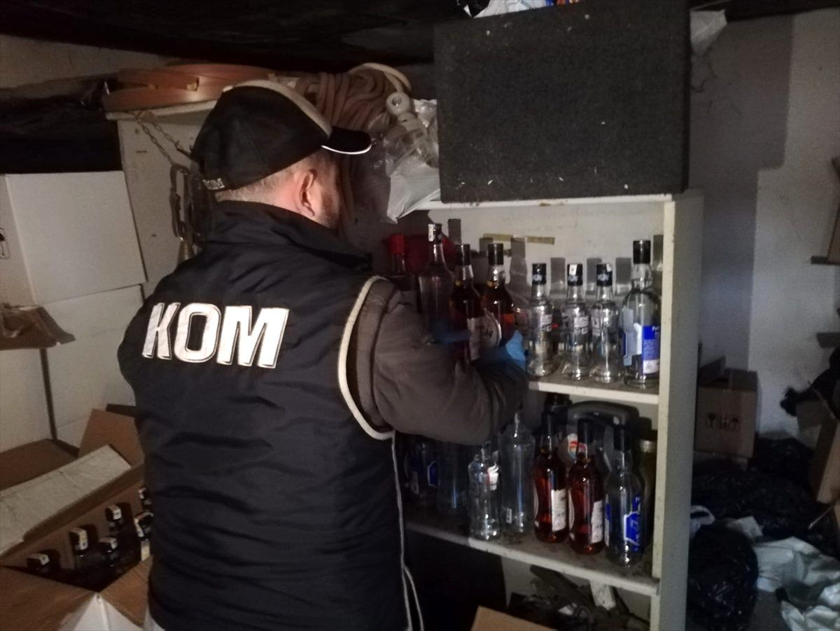 İzmir\'de barakada bin 406 şişe sahte içki ele geçirildi