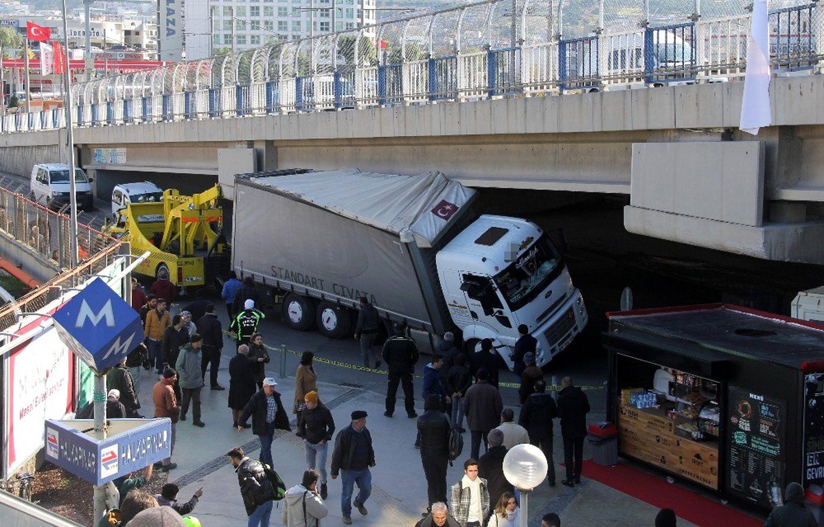 İzmir\'de yasaklı yola giren tır, köprüye takıldı