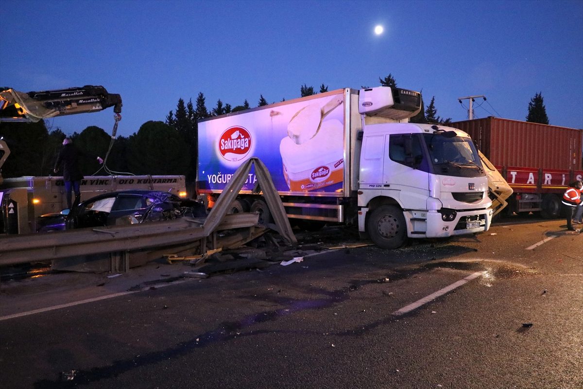 İzmir\'de zincirleme trafik kazası nedeniyle kilometrelerce kuyruk oluştu